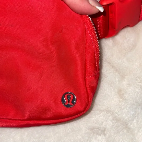 NWT ❤️ Lululemon True Red Everywhere Belt Bag 1L - Picture 3 of 9